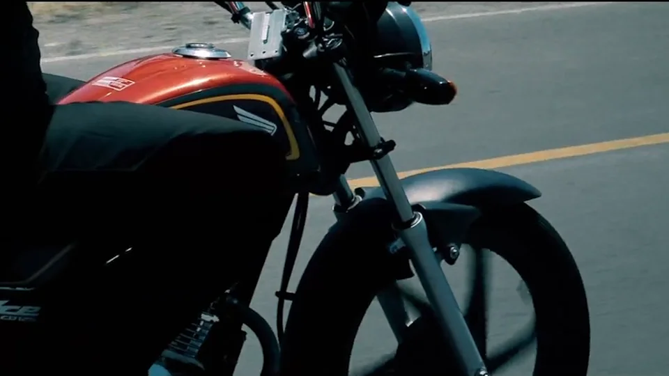 Rotes Motorrad, gefilmt auf einer Straße in Südafrika.