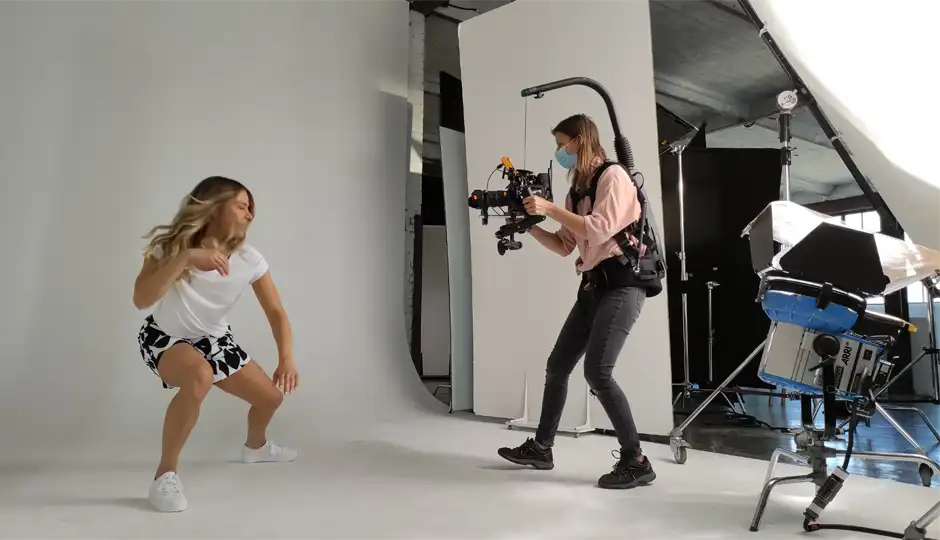 Ein Model posiert vor Kamerafrau in der Kleidung von Streetone in der Werbefilmproduktion Köln.