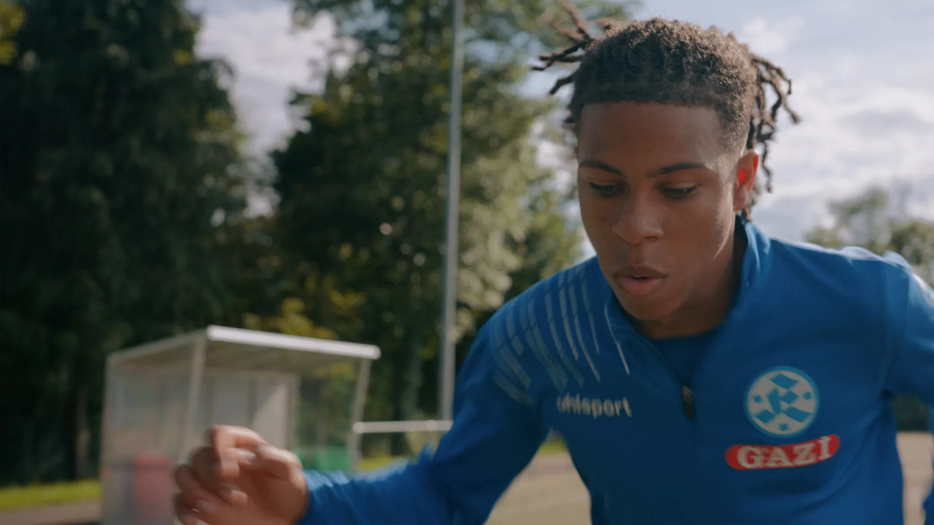 Junger-Fußballspieler-von-den-Stuttgarter-Kickers-für-einen-Imagefilm-für-die-Stadtwerke-Stuttgart-und-Siemens