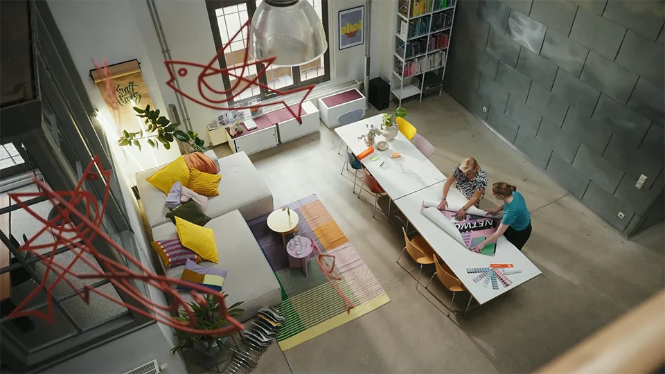 Zwei Frauen stehen in einer Galerie und planen das nächste Projekt gefilmt von Filmproduktion in Köln