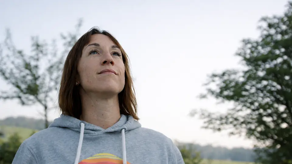 Eine Frau genießt die Natur beim morgendlichen Joggen. Das Bild stammt aus der Amazon Prime Dokumentation “Alles auf Grün” von einer Filmproduktion aus Köln